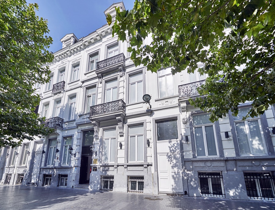 listing card gallery